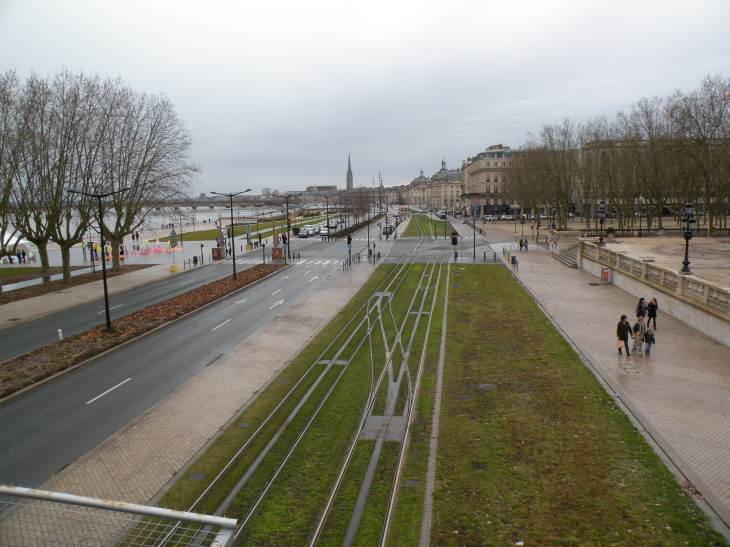  voies du tramway sur les quais